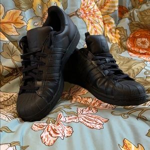 Adidas classic men’s/unisex shoes black